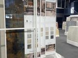 de nombreux types de carrelage exposés dans un magasin