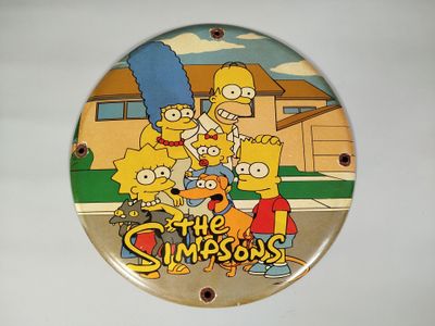 une photo de la famille Simpson accrochée au mur