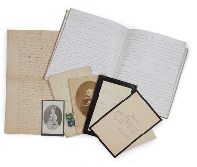 un ensemble de vieilles lettres et de photos sur un fond blanc