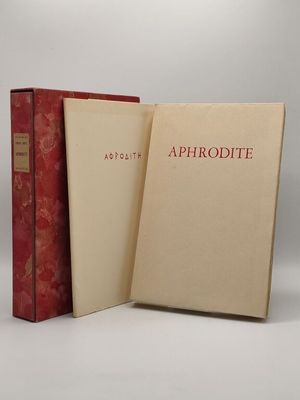 deux livres posés l'un sur l'autre sur une surface blanche
