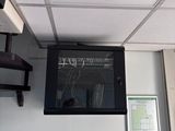 un téléviseur fixé au plafond dans une pièce