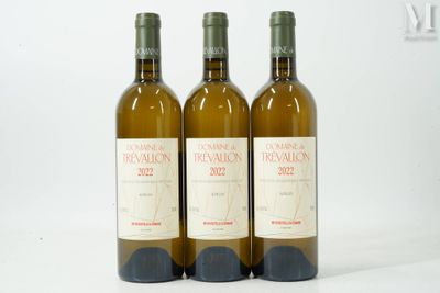 trois bouteilles de vin posées sur une table blanche
