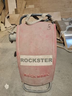 une machine rose qui se trouve dans une pièce