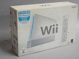 Console de jeux Nintendo Wii dans son emballage d'origine, sur fond blanc, avec un logo bleu et blanc