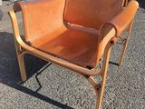 un fauteuil en cuir marron posé dans un parking