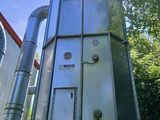 une grande machine installée au milieu d'un champ