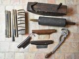 un grand nombre d'outils posés à même le sol