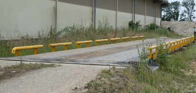 une voiture garée sur le côté de la route