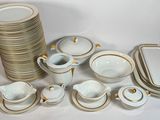 un grand nombre d'assiettes et de tasses posées sur une table