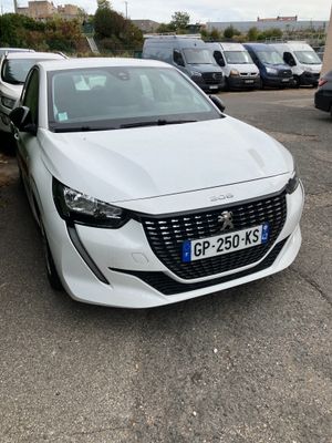 une voiture blanche garée dans un parking à côté d'autres voitures
