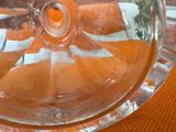 gros plan d'un verre de jus d'orange sur une table