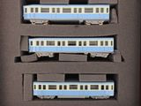 trois wagons bleus et blancs dans une boîte