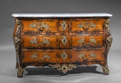 une commode ancienne avec un plateau en marbre et des finitions dorées