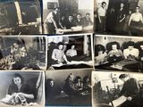 plusieurs photos en noir et blanc montrant un groupe de personnes assises à une table