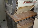 une machine qui se trouve dans le coin d'une pièce