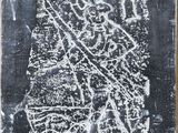 un dessin en noir et blanc représentant un homme tenant une croix, dessiné à la craie sur un tableau noir