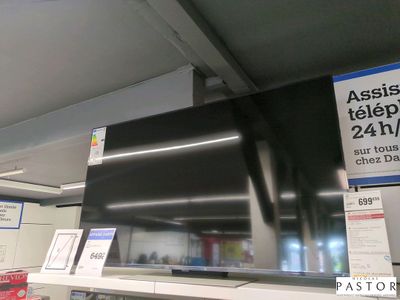 une photo d'un téléviseur dans un magasin, avec une étiquette de prix