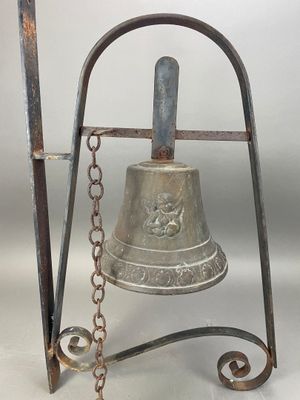 Cloche d'église ou de communauté (avec son battant) en fonte orné d'an - Photo 1