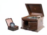 une petite boîte en bois contenant un tourne-disque
