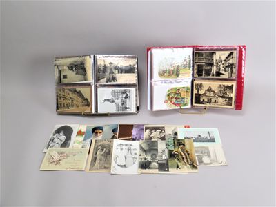 beaucoup de vieilles photos et de cartes postales sur la table