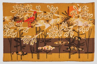 une image représentant un tapis orné d'oiseaux et de fleurs sur fond jaune