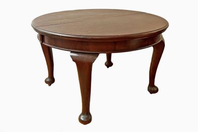 une image d'une table en bois sur fond blanc