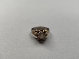 Gros plan sur une bague en or ornée d'un diamant
