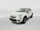 Une Fiat blanche est garée dans une pièce blanche