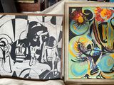 deux tableaux posés l'un à côté de l'autre sur une chaise
