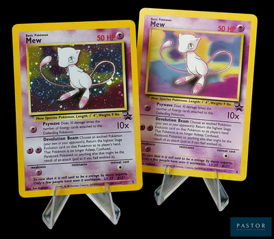deux cartes Pokémon exposées sur une table