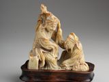 Figurine chinoise en ivoire sculpté représentant un homme et une femme, posée sur un plateau