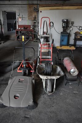 tout un tas d'outils qui traînent dans le garage