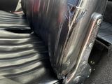 un siège à l'arrière d'une voiture dont l'accoudoir est cassé
