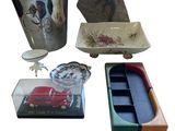 un grand nombre d'objets posés sur une table