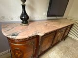 un buffet à plateau en marbre sur lequel est posé un vase
