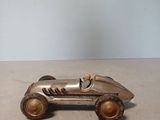 une petite voiture en métal posée sur une table