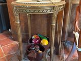 une petite table sur laquelle se trouve une corbeille de fruits