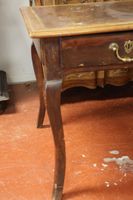 Bureau plat en bois fruitier sur bâti sapin mouluré. (photo 2)