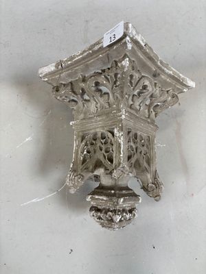 une horloge en argent accrochée au mur