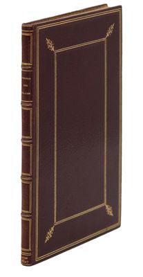 un livre marron avec des bordures dorées et un liseré doré