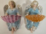 deux figurines d'anges posées sur le mur