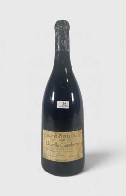 une bouteille de vin posée sur une table blanche