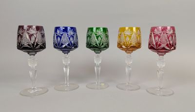 plusieurs verres à vin de couleurs différentes sont alignés