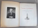 un livre ouvert avec la photo d'un homme en costume-cravate