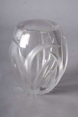 un vase en verre transparent orné d'un motif en spirale