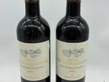 deux bouteilles de vin posées l'une à côté de l'autre sur une surface blanche