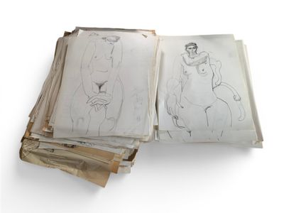 une pile de feuilles sur lesquelles figurent des dessins, posée sur une surface blanche