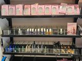 un présentoir de produits cosmétiques dans un magasin