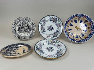 Lot d'assiettes ou plats en faïence polychrome comprenant :