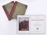Deux livres sont posés sur une surface blanche ; l'un est ouvert et l'autre est fermé.